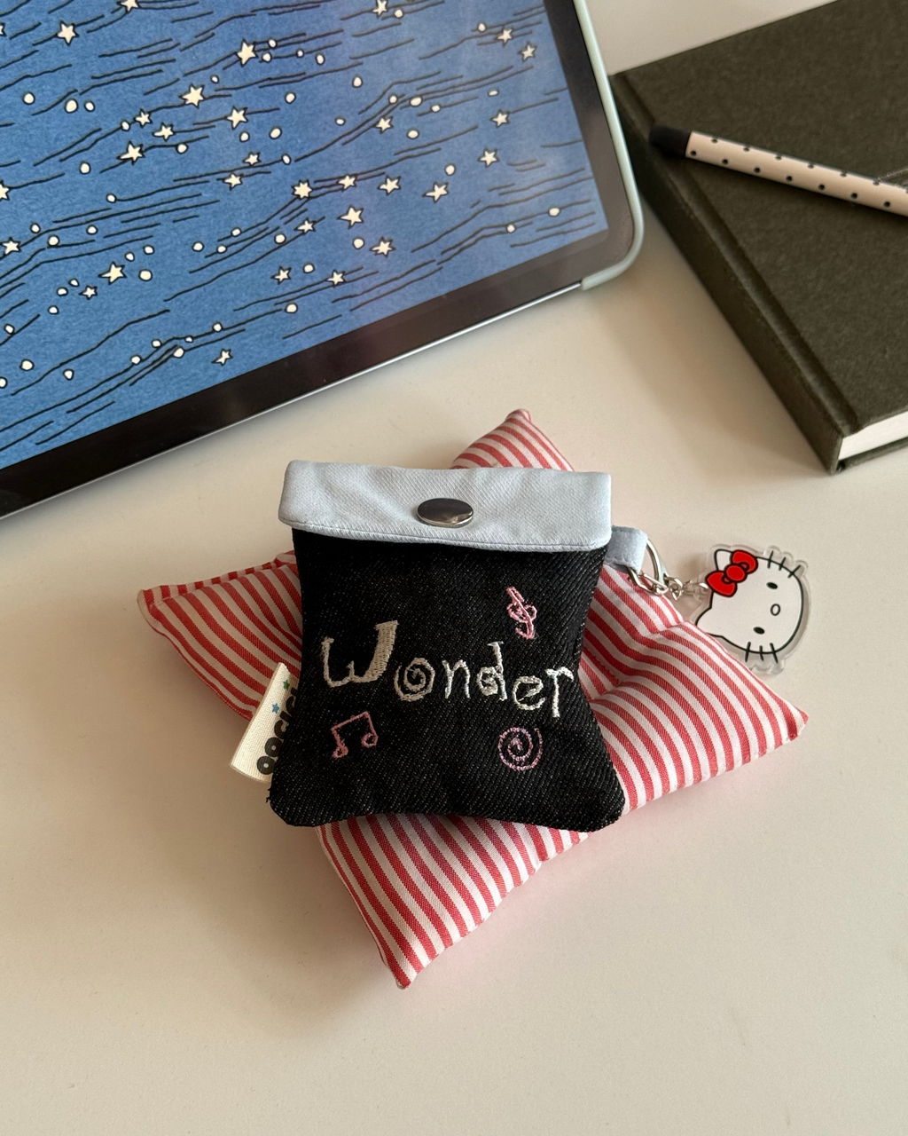 Little Wonders – mini pouch with neck strap